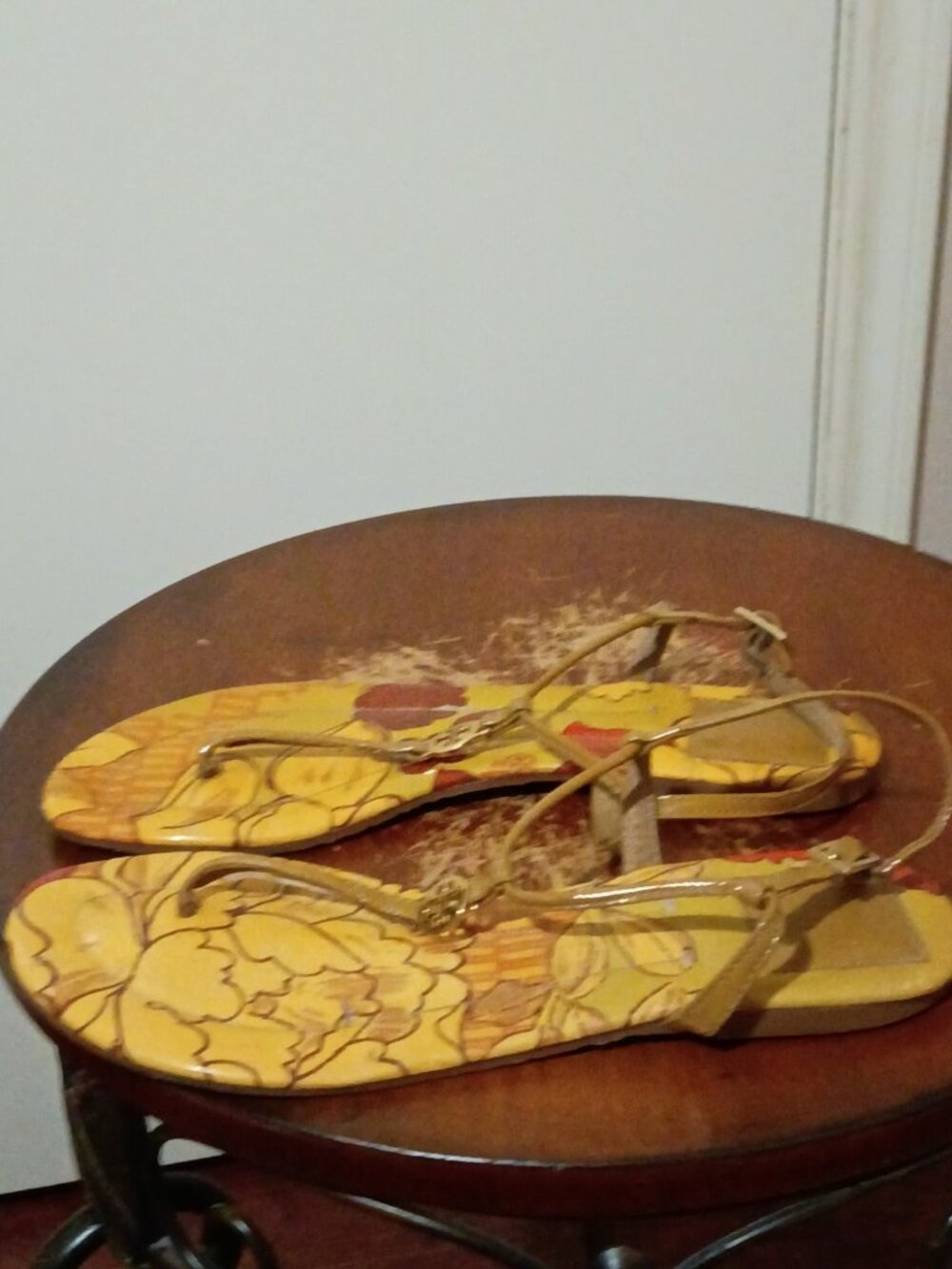 Tory Burch Emmy T-Strap Tan Floral Print Gold Emblem Women's Sandals Size 8.5 M - Picture 11 of 11